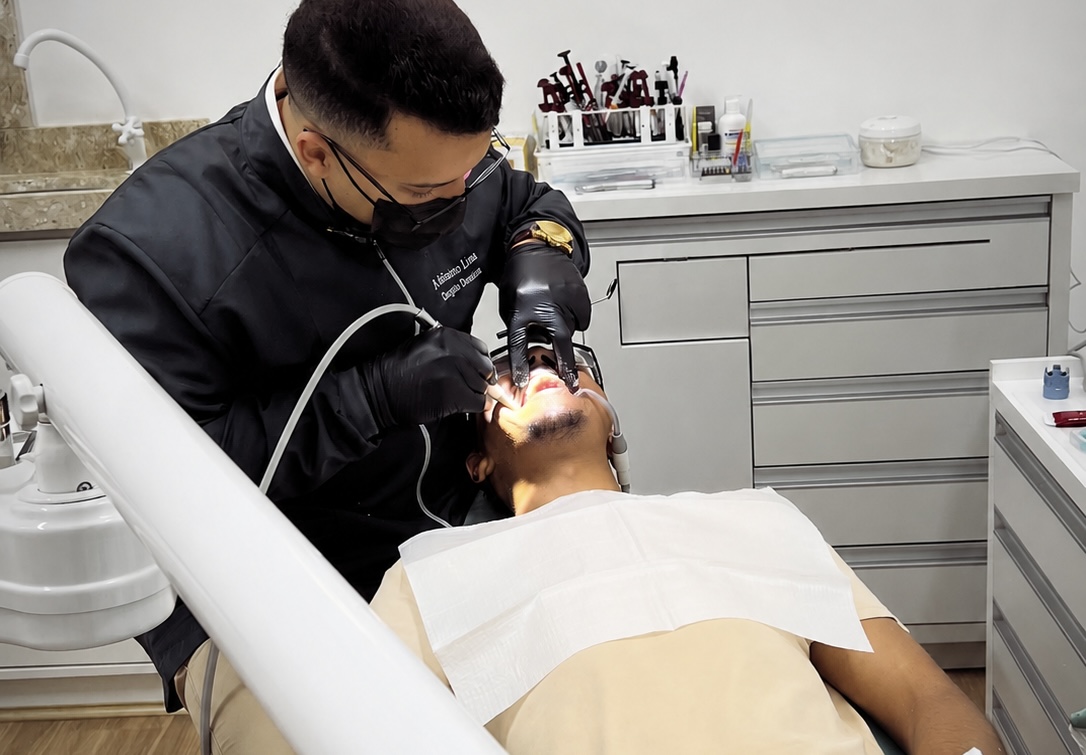 Dr. Juliano em atendimento